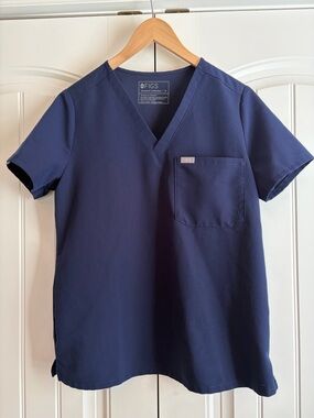 FIGS Technical Catarina One Pocket Scrub Top Size Medium Solid Navy Blue FW1000